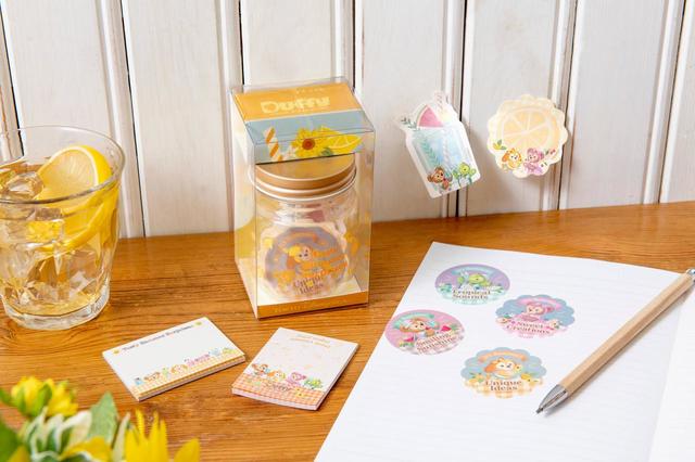 ステーショナリーセット 1,300円｜サイズ：（ケース）直径約6×高さ約9cm（メモ）縦約5～6×横約5～6cm（ふせん）縦約5～6×横約4～5cm、セット内容：メモ2種類、ふせん2種類、シール4種類 各2枚（シール）縦約4×横約5cm｜ダッフィー＆フレンズのテイスティ・サマー・サプライズ