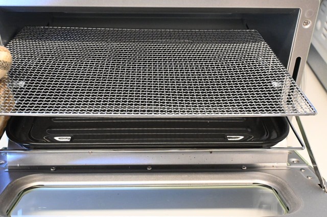 【アラジン グラファイト トースター（正直レビュー）】温め直しの際には、受け皿の上に網を置きます