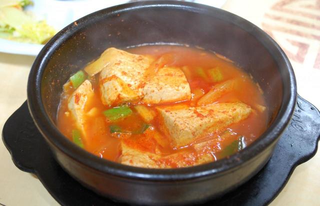大きな豆腐が入ったキムチチゲ