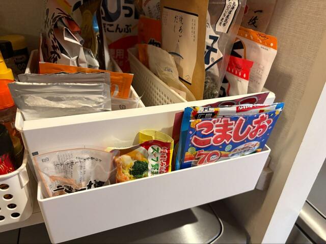 【山崎実業 tower 引っ掛け 収納ホルダー】キッチンなど家じゅうどこでも大活躍！仕切りの手前側には0.4cmほど隙間があり、薄いものを挟んで収納することも可能です