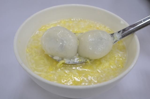 白玉団子によく似た湯圓は温かい甘酒のスープでいただくと美味。老舗『政江號』の湯圓はファンが多い