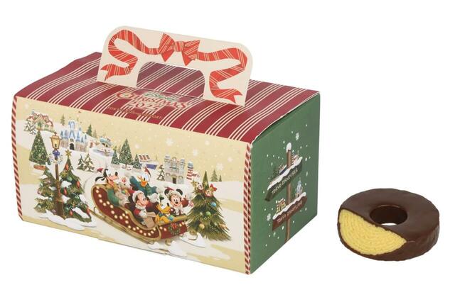 バウムクーヘン 1,200円|東京ディズニーリゾート「ディズニー・クリスマス」スペシャルグッズ|販売店舗:東京ディズニーランド「ワールドバザール・コンフェクショナリー」、東京ディズニーシー「ヴァレンティーナズ・スウィート」|発売日:2025年11月10日(月)