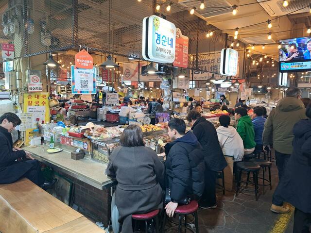 ヨンシンネ駅前、延曙市場の飲食広場