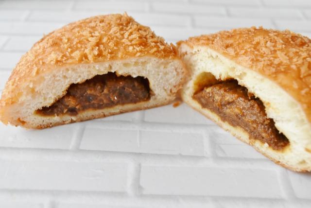 赤ワインや果実ペーストが隠し味。／ファミリーマート『ファミマ・ザ・カレーパン』121円（税込130円）