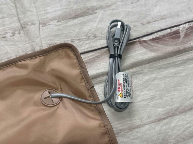 USBコネクタをACアダプタもしくはモバイルバッテリーに接続するだけで使えます