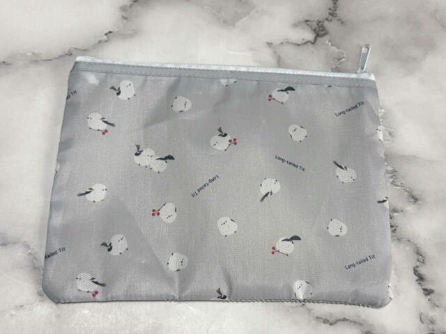 背面はキュートなシマエナガの総柄！