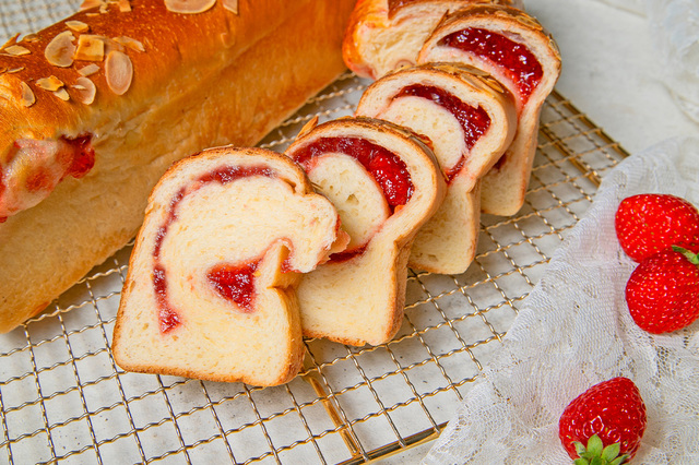 「ストロベリージャムパン」<期間:2026年1月30日~>【神戸ランチにおすすめ♪「TOOTH TOOTH FISH IN THE FOREST」の自家製パン食べ放題ランチに“いちご×チョコパン”登場!】