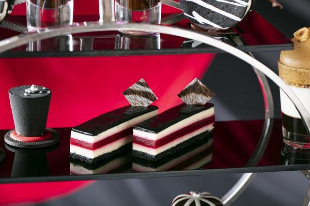 赤いストライプのチーズケーキ