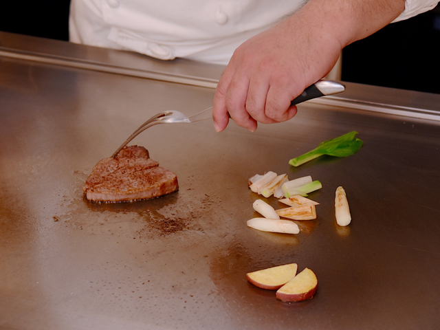 鉄板は目の前！焼けるお肉の音もにおいも！