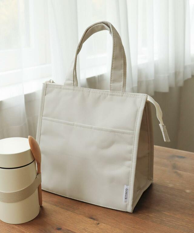 【3COINSの保冷バッグ売れ筋ランキング 1位】「マチ広ランチバッグ」550円（税込）