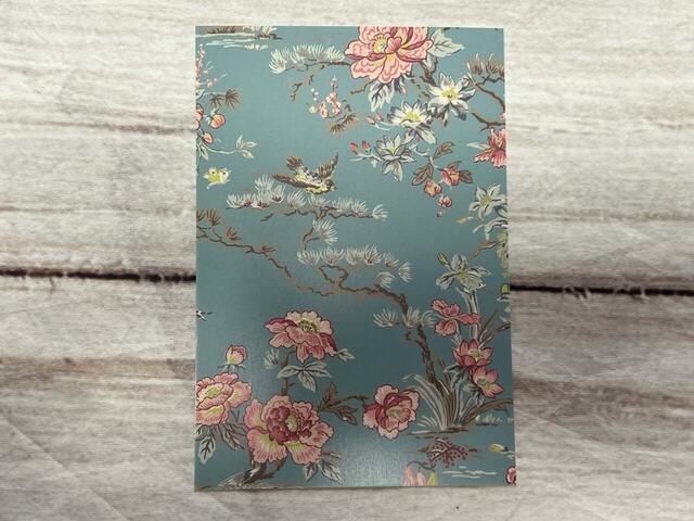 くすみブルーにピンクの花が可愛い!ところどころにいる鳥もキュート♪