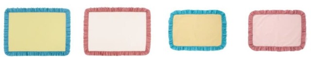 【Francfranc】「バイカラー フリル テーブルクロス 130×180」イエロー×ブルー／ピンク ￥4,980、「バイカラー フリル ランチマット」イエロー×ブルー／ピンク ￥1,000