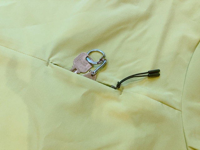 【ワークマン レディースガーデニングリラックスワンピース】胸には貴重品を入れるファスナー付きポケット