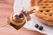 たっぷりのブルーベリーを 詰め込んで焼き上げた、あまく可愛いブルーベリーパイ｜ブルーベリーパイ・バッグチャーム ¥10,000 ※長さ約8.5cm、モチーフ 高さ約3.8cm × 幅約3.8cm × 奥行き約3.3cm