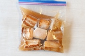 【低温調理レシピ「豚の角煮」】密閉袋に焼いた肉と水を入れ、空気を抜いて閉じる