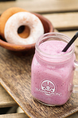 HOA CAFE｜写真のアサイーほかスムージーは700円。ドーナツは200円〜。