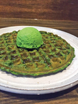 生地に抹茶を混ぜ込んだ焼きたてのワッフルに抹茶アイスをのせた、抹茶ワッフルアイスのせ850円は夏季以外の定番メニュー。季節限定スイーツも人気｜つじや珈琲店