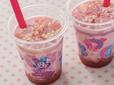ストロベリーミルク 600円｜東京ディズニーランド「ディズニー・パルパルーザ“ミニーのファンダーランド”」スペシャルメニュー｜東京ディズニーリゾート40周年“ドリームゴーラウンド”｜発売期間：2023年12月26日（火）〜2024年3月31日（日）｜販売店舗：東京ディズニーランド「リフレッシュメントコーナー」「キャンプ・ウッドチャック・キッチン」