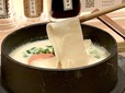 平打ち麺は120g。おこげも入っているのでボリュームあり