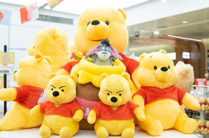 期間限定ショップ】プーさんグッズ1000点以上！“あの表情”もぬいぐるみ