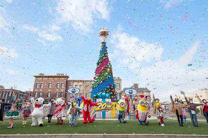 Usj 周年 人気キャラと一緒に 特別なクリスマス をお祝い ツリーを囲んで Niziu ダンス 1 2 Medery Character S