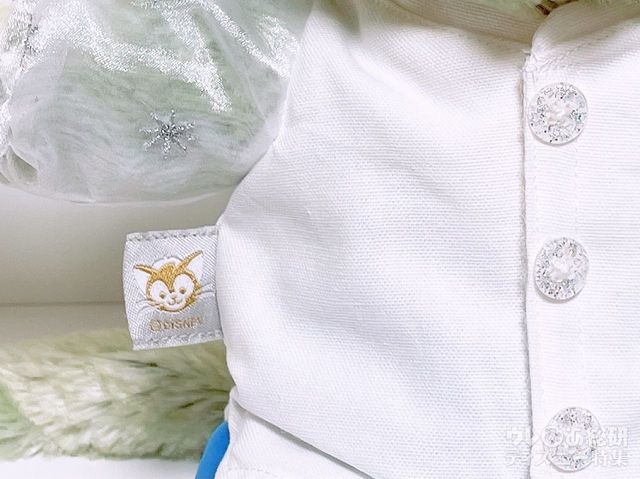 シャツのボタンもキラキラ