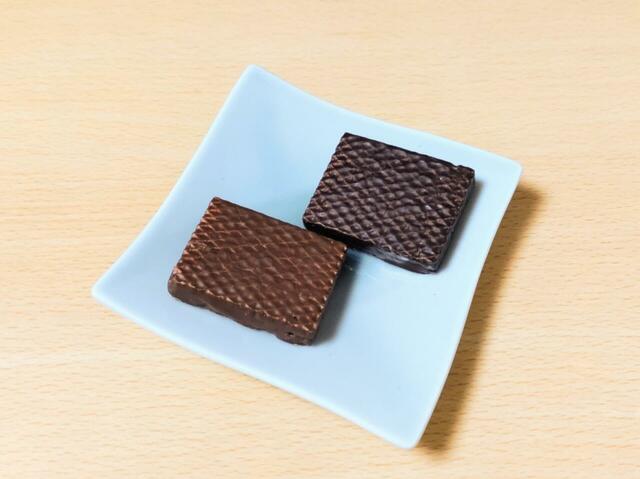 【キタノ商事 ロアカー ショコラテリー ミックス 570g 2098円】やさしい甘さのミルク（左）と、ビターなダーク（右）