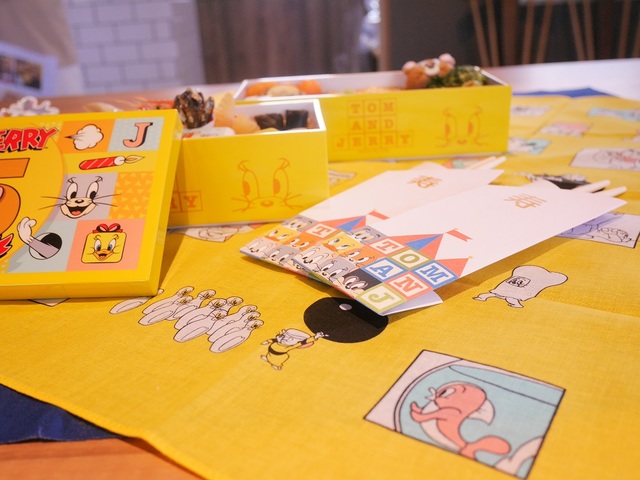 おせち・二段重「トムとジェリー」|サイドまで抜かりなく可愛いデザインとなっています