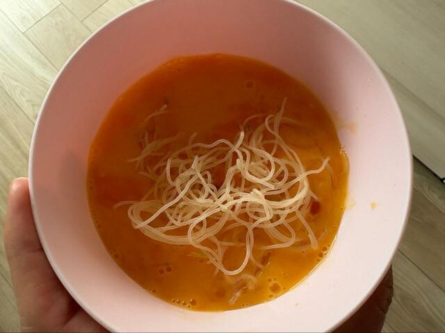 【ロピア 台湾風もり盛りあさりビーフン】溶き卵にビーフンを入れて準備中◎