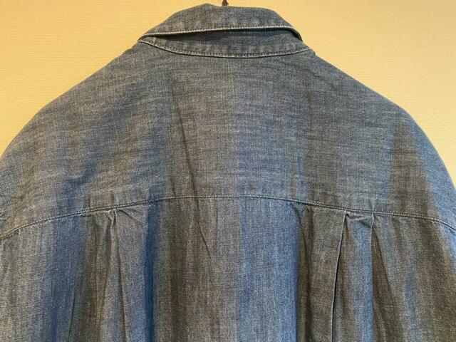 【無印良品　洗いざらし デニム長袖シャツワンピース】後ろには2つタックがあり、ゆったりと着られます◎