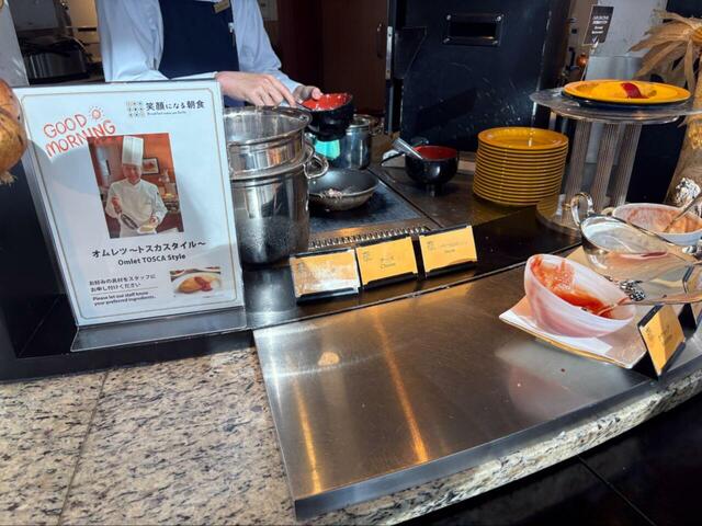 【カフェトスカ モーニングブッフェ】ライブキッチンでは、ほうれん草・チーズ・ベーコンをお好みでオーダーできるオムレツが大人気！シェフが目の前で仕上げてくれるワクワク感が魅力♪