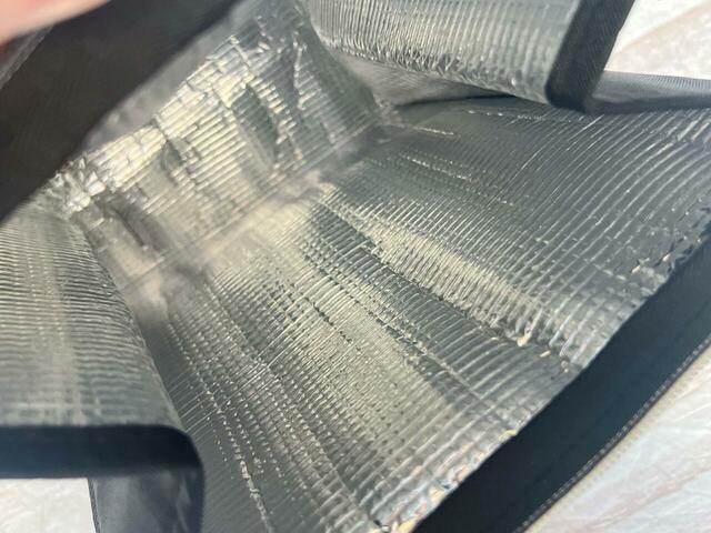 内側がアルミ仕様になっており、保冷・保温機能付き