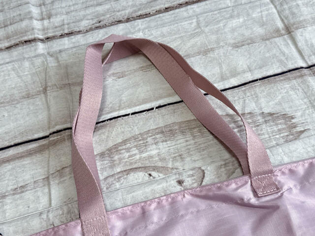 持ち手の長さは長めなので、肩がけがラクラク可能!