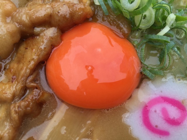 こだわり卵の黄身はオレンジ色