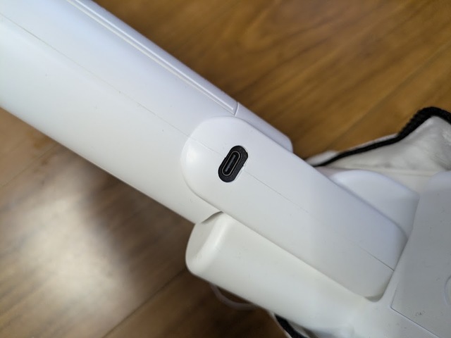 【アイリスオーヤマ 電動フロアワイパー】重さは約1kgと軽量！