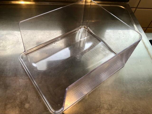 【ニトリ　積み重ねできるペットボトルホルダー】サイズは幅16×奥行20×高さ8.5cm。700mlのペットボトルを収納でき、2段まで積み重ねられます