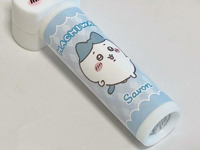 リップクリーム本体のカラーはもちろんブルー！【ローソン×ちいかわグッズ】マスコットリップクリーム「ハチワレ」