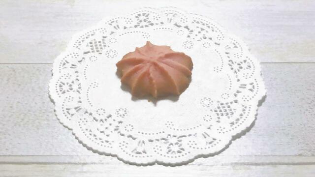 【カルディオリジナル】クッキーの大きさは約3.5 x 3.5cmの一口サイズで、ラングドシャ風。