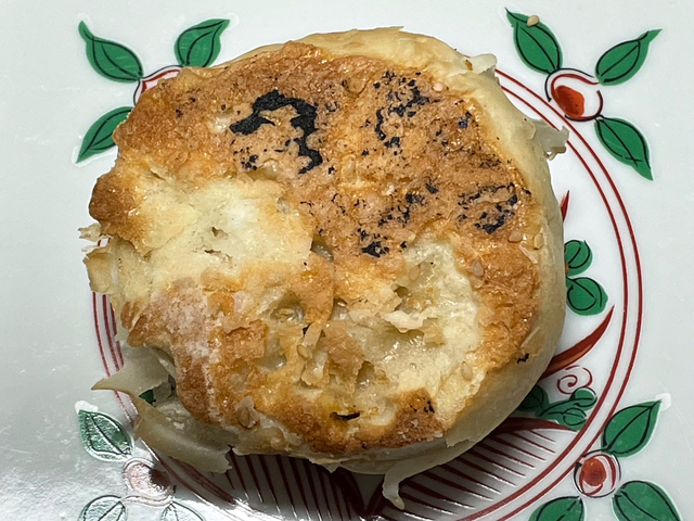 【台湾老劉胡椒餅 吉祥寺店】裏面はところどころこげている。窯に接していた部分だと思われる