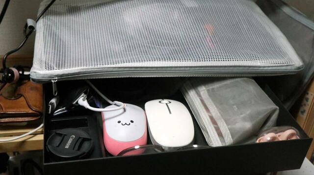 【無印良品 スチールモニタースタンド 引出付】引き出しにはマウス、ブルーライトカット メガネ、コード類をまとめたポーチ、イヤホンなどが入りました