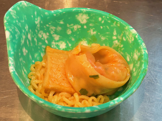 【モナミ食堂】ラーメンをいただきました。餃子をラーメンや鍋物と一緒に煮込むと皮がとけたりするのですが、このキムチ餃子はおいしくいただけました