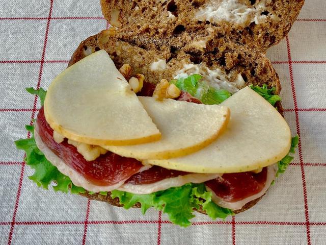 鴨肉と青リンゴは相性もバッチリ／ブーランジェリー パティスリー トレトゥール アダチ