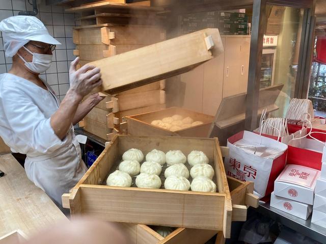 蒸した豚饅を冷ました後、箱に詰める／東京豚饅