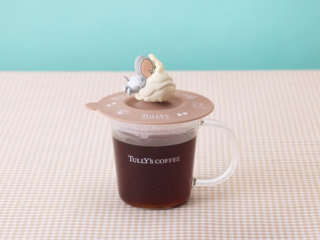 【トムとジェリー×タリーズコーヒー】「トムとジェリー マグキャップ（ホイップへダイブ）」　1,890円／タフィーがホイップクリームにダイブしてしまった姿をフィギュアで表現