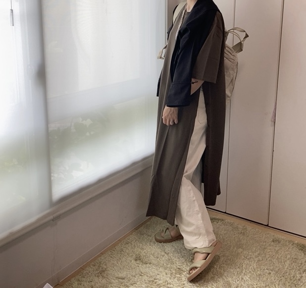 【UNIQLO U クレープコットンスナップワンピース(半袖)】スナップを上まで開けて、ワイドパンツを合わせると腰の位置が高く見えます