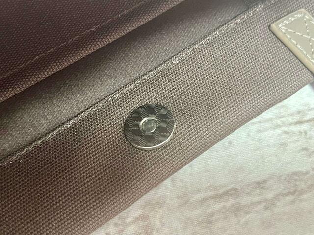 口にはマグネットスナップボタン付き。柄入りでこだわりを感じます