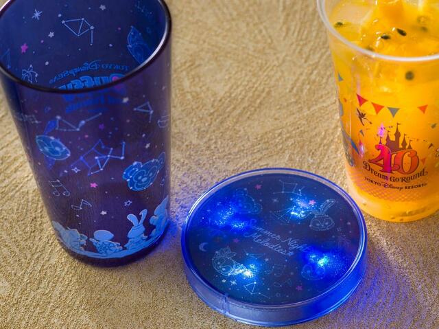 スーベニアタンブラーセット（タンブラー、コースター）｜対象メニューにプラス1,400円｜「ダッフィー＆フレンズのサマーナイト・メロディー」スーベニア付きメニュー｜東京ディズニーリゾート40周年“ドリームゴーラウンド”｜販売期間：2023年7月3日（月）〜9月6日（水）｜販売店舗：東京ディズニーシー「ミゲルズ・エルドラド・キャンティーナ」