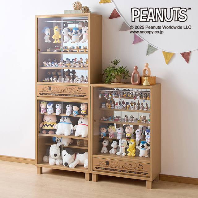 背面ミラー付きダブル棚板のコレクションキャビネット※ディスプレイしているぬいぐるみ・フィギュアは株式会社タカラトミーアーツの商品です(こけしを除く)