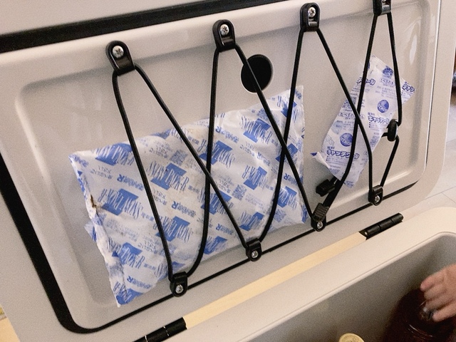 【アイリスオーヤマ HUGEL 真空断熱クーラーボックス】蓋にバンドがついていて保冷剤を引っ掛けられます