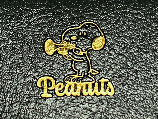 スヌーピーはゴールドで箔押しされています♪ラッパを吹いている姿がキュート！